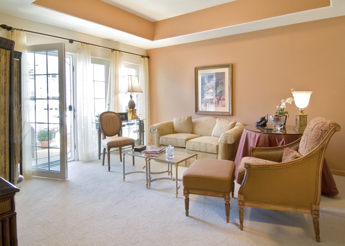 living room in Holly Creek Assisted Living Facility